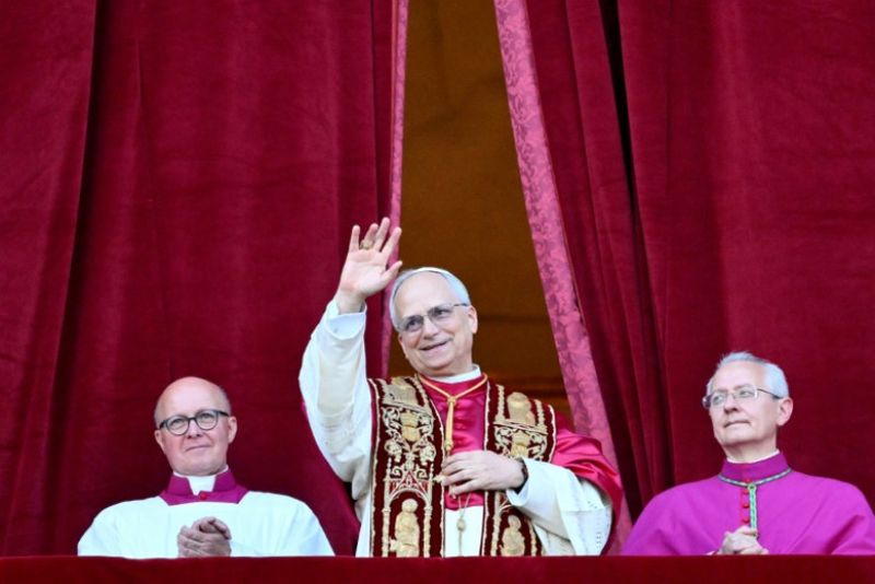 Robert Francis Prevost wurde am Donnerstag Papst Leo XIV., nachdem ihn Kardinäle aus aller Welt zum ersten amerikanischen Oberhaupt der 1,4 Milliarden Katholiken der Welt gewählt hatten.Zehntausende Menschen brachen in Gebete und Rührung aus, als Leo, der Nachfolger des verstorbenen Franziskus, auf dem Balkon des Petersdoms erschien, um die erste Ansprache seines Amtes zu halten.