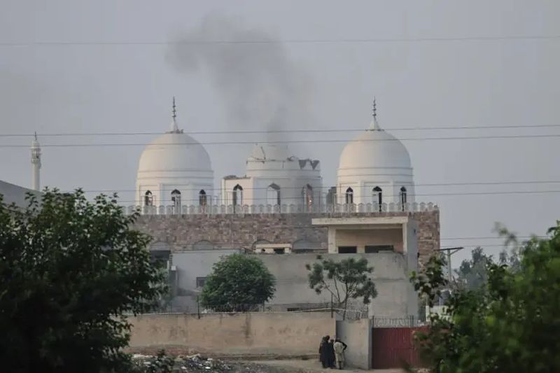 Indien und Pakistan lieferten sich am Mittwoch (7. Mai) entlang ihrer umstrittenen Grenze einen heftigen Artilleriebeschuss, nachdem Neu-Delhi tödliche Raketenangriffe auf seinen Erzrivalen gestartet hatte. Es handelte sich um die schlimmsten Gewaltausbrüche zwischen den beiden atomar bewaffneten Nachbarn seit zwei Jahrzehnten.