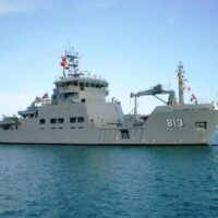 Die Königlich Thailändische Marine (RTN) wird ein neues hydrografisches Operationsschiff in Dienst stellen. Es ersetzt die bald außer Dienst gestellte HTMS Suriya. Die feierliche Premiere ist für den 19. Mai geplant. Das neue Schiff stellt eine strategische Erweiterung der maritimen Kapazitäten der RTN dar.