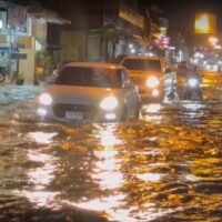 Am frühen Samstagmorgen wurde Pattaya City in der Provinz Chonburi von sintflutartigen Regenfällen heimgesucht, die in mehreren Stadtteilen schwere Überschwemmungen verursachten. Der Regenguss, der über drei Stunden anhielt, überschwemmte Straßen und machte viele Routen für kleine und große Fahrzeuge unpassierbar.