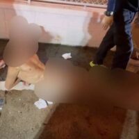 Beamte der Polizeiwache Bang Lamung wurden um 0:08 Uhr gerufen, um den nackten Mann festzunehmen, der später als russischer Staatsbürger im Alter zwischen 30 und 40 Jahren identifiziert wurde. Berichten zufolge floh er aus einem Krankenhaus in der Nähe des Naklua-Marktes und zog dabei seine Patientenkleidung aus.