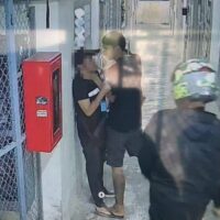 Bei einer gewalttätigen Auseinandersetzung in Na Jomtien wurden zwei Sicherheitsbeamte verletzt, nachdem sie versucht hatten, in einen hitzigen Streit zwischen Jugendlichen einzugreifen . Mit Messern und Stöcken bewaffnet startete eine Bande von Jugendlichen einen brutalen Angriff und hinterließ bei den Wachen zerstörtes Eigentum und große Besorgnis über die Gesetzlosigkeit in der Gegend.