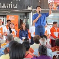 Der ehemalige Vorsitzende von Move Forward und derzeitige Wahlkampfassistent der Volkspartei, Pita Limjaroenrat, sagte gestern (4. Mai), als er dem Kandidaten seines Lagers für das Bürgermeisteramt der Gemeinde Khon Kaen half, Wähler zu umwerben, dass er in neun Jahren zurückkehren und der beste Premierminister werden werde, den dieses Land je hatte, berichtete die Zeitung Thai Rath.