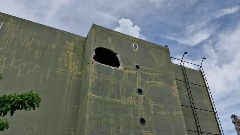 Touristen und Einheimische waren fassungslos, als in der Seite des automatisierten Parkhauses von Pattaya City in der Nähe des Bali Hai Pier auf mysteriöse Weise ein großes Loch auftauchte , was Bedenken hinsichtlich der Sicherheit des Hightech-Parkplatzes der Stadt auslöste.
