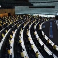 Der Rechtsstreit um die mutmaßliche geheime Absprache im Senatswahlverfahren hat sich verschärft. Hintergrund ist die zunehmende politische Rivalität zwischen den beiden großen Parteien Thailands. Rechtsvertreter beider Seiten nutzen aktiv die juristischen Kanäle, um die Vorgehensweisen der jeweils anderen Seite zu unterbinden.