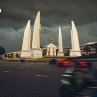 Südliche und südwestliche Winde herrschen in Nordthailand vor und bringen Gewitter und böige Winde in die Region, wo heißes bis sehr heißes Wetter wahrscheinlich ist, prognostizierte die thailändische Wetterbehörde gestern am Donnerstag. Die Bewohner dieser Gebiete wurden aufgefordert, sich vor Unwettern in Acht zu nehmen und aufgrund der schwankenden Wetterbedingungen auf ihre Gesundheit zu achten.
