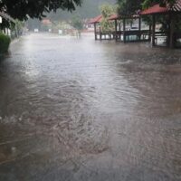 Bewohner im Süden und Norden Thailands sollten sich vor starkem Regen und Wasseransammlungen in Acht nehmen, da diese zu Sturzfluten und Überschwemmungen führen können. Am Freitag ist im ganzen Land mit heftigen Regenfällen zu rechnen, da der Südwestmonsun über der Andamanensee und Westthailand vorherrscht, prognostizierte das thailändische Wetteramt heute Morgen.