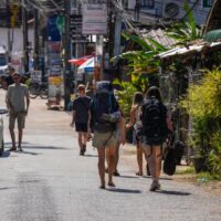 Thailand , einst ein Anziehungspunkt für preisbewusste Reisende weltweit, sieht sich zunehmend Kritik internationaler Touristen wegen steigender Kosten und veränderter Erlebnisse ausgesetzt. Historisch bekannt für seine malerischen Strände, lebhaften Städte und erschwinglichen Preise, wird das Königreich nun von Touristen, die vom aktuellen Angebot enttäuscht sind, neu bewertet.