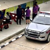 Eine Schule in Suphan Buri evakuiert ihre Schüler, nachdem ein bewaffneter Mann drei Schüler in der Nähe der Schulzone getötet hat. Bei dem Angriff gab es den Berichten zufolge drei Todesopfer (zwei Frauen und einen Mann) und einen Verletzten.