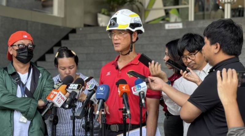 Suriyachai Rawiwan, Leiter der Abteilung für Katastrophenvorsorge und -minderung der Bangkok Metropolitan Administration, sagte heute, dass die Gesamtzahl der Menschen, die beim Einsturz des SAO-Gebäudes am 28. März unter den Trümmern begraben wurden, von 109 auf 106 korrigiert wurde, nachdem Verwandte von drei Personen, die zuvor als vermisst gemeldet worden waren, bestätigt hatten, dass sie sich zum Zeitpunkt des Einsturzes nicht auf der Baustelle befanden.