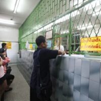 In ganz Thailand versuchen Eltern verzweifelt, ihr Hab und Gut in Bargeld umzuwandeln, da sie zunehmend unter Druck stehen, die Kosten für das Schuljahr zu decken. Mit Beginn des neuen Schuljahres am 16. Mai gibt es einen Ansturm auf Pfandhäuser, um Geld für Uniformen und andere wichtige Dinge zu bekommen.
