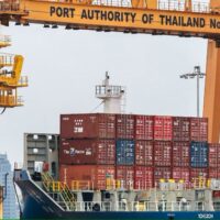 Thailands Hotelbranche wird voraussichtlich mit den Folgewirkungen der US-amerikanischen Gegenzölle zu kämpfen haben, da die globale Konjunkturschwäche die Touristenzahlen beeinträchtigt. Analysten warnen, dass Hoteliers möglicherweise ihre Preise senken oder aggressive Marketingkampagnen im Inland starten müssen, um den Rückgang abzumildern, da internationale Betriebe durch das allgemeine Wirtschaftsklima vor Herausforderungen stehen.