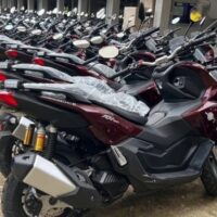Die Entscheidung der thailändischen Polizei, ältere Streifenmotorräder durch neue Modelle auszumustern, hat im Internet eine Debatte ausgelöst. Die Einführung der Honda ADV-160-Roller stieß auf Kritik. Viele Internetnutzer argumentieren, dass die vorhandenen CBR300-Motorräder an den örtlichen Polizei Stationen noch betriebsbereit seien. Stattdessen schlagen sie vor, die bereitgestellten Mittel für Wartung und Teileaustausch zu verwenden, was kostengünstiger wäre.