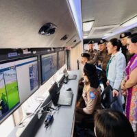 Im Rahmen einer umfassenden Sicherheitsverbesserung hat die thailändische Touristenpolizei erfolgreich künstliche Intelligenz (KI) eingesetzt, um über 170 gesuchte Personen festzunehmen und Hochrisikogruppen zu überprüfen. Diese Initiative steht im Einklang mit den Bemühungen der Regierung, die Tourismusbranche durch verbesserte Sicherheitsmaßnahmen zu stärken.