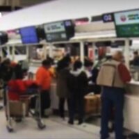 Eine beliebte thailändische Facebook-Seite mit Schwerpunkt auf Reisen nach Japan, „Giftjung Nang Lao“, berichtete am Donnerstag (15. Mai), dass ein hochrangiger thailändischer Staatsanwalt und seine Tochter am 12. Mai am internationalen Flughafen Narita festgenommen wurden, nachdem angeblich eine Mitarbeiterin der Fluggesellschaft bedroht worden war.