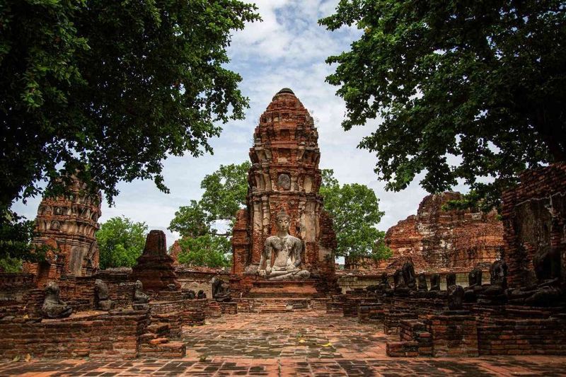 Für Besucher der Nationalmuseen und registrierten historischen Stätten Thailands gelten ab sofort aktualisierte Eintrittspreise. Dies ist eine neu angekündigte Ministerialverordnung, mit der die seit 2008 unveränderten Gebühren modernisiert werden sollen. Die aktualisierten, im Amtsblatt der königlich-thailändischen Regierung veröffentlichten Preise wurden auf Grundlage des Gesetzes über antike Monumente, Antiquitäten, Kunstgegenstände und Nationalmuseen von 1961 erlassen und spiegeln die Verpflichtung zum Erhalt dieser kulturellen Schätze wieder