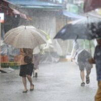 Die thailändische Wetterbehörde (TMD) hat Alarm geschlagen und schwere Gewitter vorhergesagt, die heute in 55 Provinzen Thailands wüten werden . In den betroffenen Gebieten ist mit heftigen Regenfällen, starken Winden und sogar Hagel zu rechnen, insbesondere im Nordosten, der die Hauptlast der Sommerstürme mit böigem Wind und vereinzeltem Hagel tragen wird.