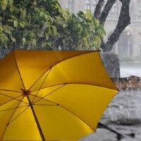 Macht euch bereit, Leute, denn der Himmel bereitet sich diese Woche auf ein Wasserspektakel vor! Thailands Wetterdienst hat eine Sintflutwarnung herausgegeben. Bis Sonntag werden in mehreren Teilen des Landes, darunter auch in Bangkok, schwere Regenfälle erwartet. Der Südwestmonsun wird vom 13. bis 17. Mai seine Macht entfalten und großflächige Gewitter auslösen, bei denen kein Regenschirm trocken bleibt.
