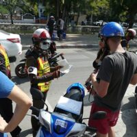 Thailands jüngste Initiative zur Durchsetzung strengerer Helmvorschriften für Motorradfahrer sorgt bei Einheimischen und Touristen für Aufregung. Das „Safe Roads Project“, das ab dem 1. Juni von der thailändischen Verkehrspolizei initiiert wird, zielt darauf ab, Verkehrsunfälle einzudämmen, indem für Personen, die ohne Helm erwischt werden, eine höhere Geldstrafe von bis zu 2.000 Baht verhängt wird.