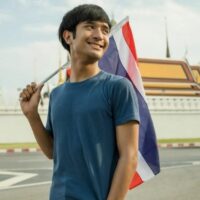 Die thailändische Regierung hat die Öffentlichkeit dazu eingeladen, Thailands Platzierung als siebtglücklichstes Land der Welt laut einer aktuellen Ipsos-Umfrage zu feiern. Während einer Pressekonferenz am 1. Mai verkündete Anukool Pruksanusak, Sprecher des Premierministerbüros, die positive Nachricht und hob Thailands Platzierung im Global Happiness Index 2025 hervor.