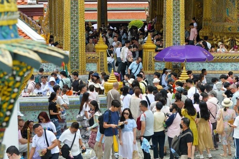 Angesichts eines deutlichen Rückgangs chinesischer Besucher erwägt die thailändische Tourismusbehörde (TAT), ihre Ziele für ausländische Touristen in diesem Jahr zu überarbeiten. Ursprünglich prognostizierte die TAT für 2025 37,46 Millionen Besucher und Einnahmen von 3,4 Billionen Baht. Nun könnte sie diese Zahl auf etwa 35,54 Millionen Touristen senken und damit den Zahlen des Vorjahres entsprechen. Chinesische Touristen, die den thailändischen Tourismus maßgeblich unterstützen, werden in diesem Jahr voraussichtlich nur 4 Millionen zählen.