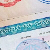 Thailand bereitet sich darauf vor, seiner schwächelnden Wirtschaft mit mutigen politischen Vorschlägen neuen Schwung zu verleihen. Vizepremierminister und Finanzminister Pichai Chunhavajira kündigte die Einführung eines zehnjährigen Touristenvisums an, das Ausländern längere Aufenthalte und Arbeitsmöglichkeiten im Land des Lächelns ermöglicht.