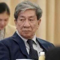 Pansak Vinyaratn, Chefberater von Premierminister Paetongtarn Shinawatra, betont Thailands Rolle als potenzieller neutraler Ort zur Konfliktlösung. Ziel sei es, eine für beide Seiten vorteilhafte Beziehung aufzubauen, die über traditionelle Handelsverhandlungen hinausgeht. Pansak, ein erfahrener Berater mit umfassender Erfahrung, hat sich auf diesen Dialog vorbereitet und ist sich seiner Bedeutung angesichts der aktuellen politischen Dynamik in den USA bewusst.