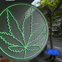 Thailands Gesundheitsminister hat eine umfassende Gesetzesänderung angekündigt, die Cannabiskonsumenten die Vorlage eines ärztlichen Attests vorschreibt und so den Freizeitkonsum eindämmen soll. Minister Somsak Thepsutin enthüllte Pläne für die neuen Regeln und hofft, damit für Ordnung zu sorgen, nachdem Cannabis vor fast drei Jahren entkriminalisiert wurde.