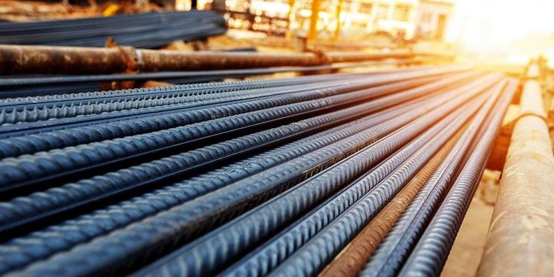 Der thailändische Industrieverband (FTI) hat vor einer ernsten Sicherheitsbedrohung gewarnt: IF-Stahl (Induktionsofenstahl) dominiert mittlerweile 55 % des thailändischen Bewehrungsstahlmarktes und produziert jährlich über 1,6 Millionen Tonnen. Der FTI warnt, dass die weitverbreitete Verwendung dieses minderwertigen Stahls die strukturelle Sicherheit öffentlicher und privater Gebäude gefährden könnte, und fordert die Regierung zu sofortigem und entschlossenem Handeln auf.