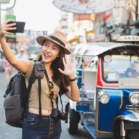 Einem Bericht der New York Post zufolge hat sich Thailand im Jahr 2025 den achten Platz unter den zehn sichersten Reisezielen der Welt für alleinreisende Frauen gesichert. Diese Auszeichnung unterstreicht Thailands Status als erstklassiges Reiseziel, in dem sich Frauen sicher fühlen und individuell erkunden können. Dank seiner herzlichen Gastfreundschaft und der umfangreichen Tourismusbranche ist Thailand zum Synonym für Sicherheit und Gastfreundschaft für Frauen geworden, die die vielfältige Landschaft Thailands erkunden.