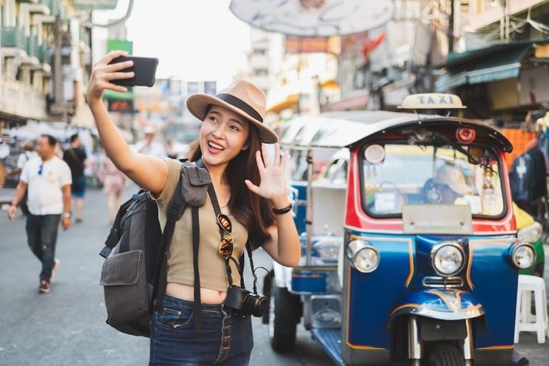 Einem Bericht der New York Post zufolge hat sich Thailand im Jahr 2025 den achten Platz unter den zehn sichersten Reisezielen der Welt für alleinreisende Frauen gesichert.Diese Auszeichnung unterstreicht Thailands Status als erstklassiges Reiseziel, in dem sich Frauen sicher fühlen und individuell erkunden können. Dank seiner herzlichen Gastfreundschaft und der umfangreichen Tourismusbranche ist Thailand zum Synonym für Sicherheit und Gastfreundschaft für Frauen geworden, die die vielfältige Landschaft Thailands erkunden.