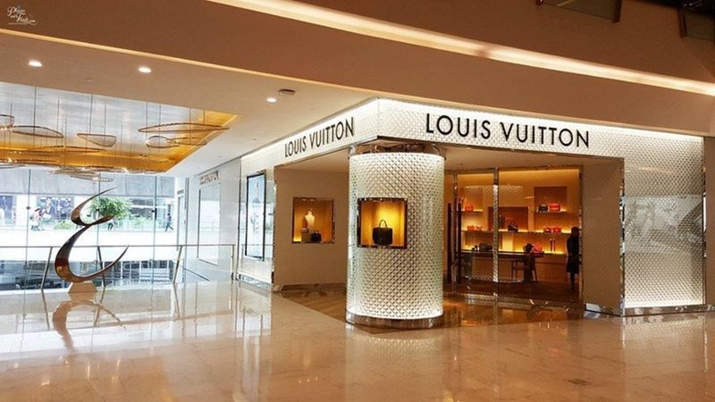 Der thailändische Einzelhandelsmarkt für Luxusgüter, der derzeit auf unglaubliche 4,4 Milliarden US-Dollar geschätzt wird, soll bis 2028 jährlich um etwa 5 % wachsen. Mit diesem Wachstum nimmt Thailand laut Erkenntnissen des Immobilienberaters CBRE Thailand eine Spitzenposition im südostasiatischen Einzelhandel für Luxusgüter ein und belegt den siebten Platz im gesamten asiatisch-pazifischen Raum.