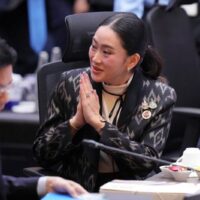 Premierministerin Paetongtarn Shinawatra sieht sich heftiger Kritik hochrangiger Machthaber ausgesetzt, die mit ihrer Führung unzufrieden sind. Paetongtarn gilt als bloße „Marionette“ ihres einflussreichen Vaters Thaksin Shinawatra und ihre Amtszeit steht nun auf dem Spiel, da der Akademiker Pornchai Theppanya ihre Regierungsunfähigkeit befürchtet.