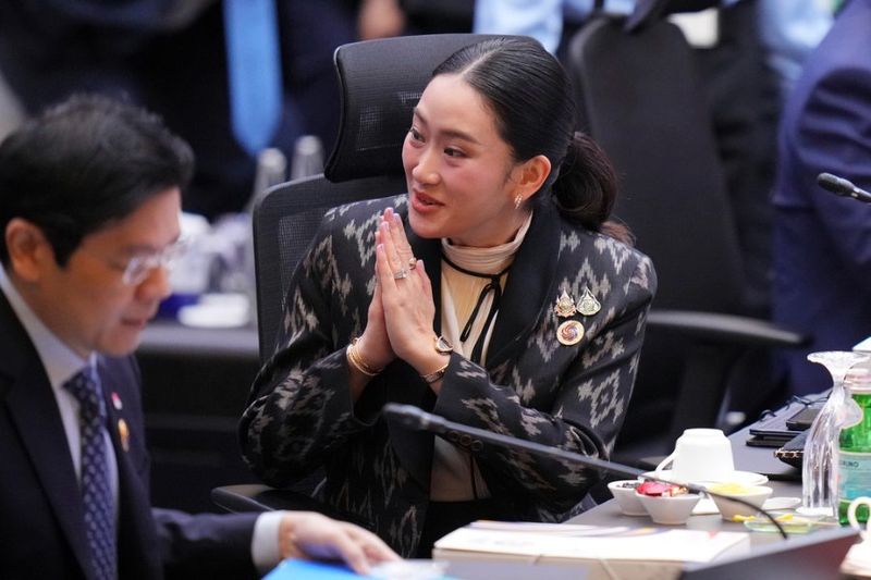 Premierministerin Paetongtarn Shinawatra sieht sich heftiger Kritik hochrangiger Machthaber ausgesetzt, die mit ihrer Führung unzufrieden sind. Paetongtarn gilt als bloße „Marionette“ ihres einflussreichen Vaters Thaksin Shinawatra und ihre Amtszeit steht nun auf dem Spiel, da der Akademiker Pornchai Theppanya ihre Regierungsunfähigkeit befürchtet.