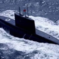 Deutschland hat offiziell bestätigt, dass es den Verkauf von U-Boot-Motoren an Thailand nicht fortsetzen kann. Diese Entscheidung ist auf die Beschränkungen der Europäischen Union für den Export militärischer Ausrüstung nach China zurückzuführen, erklärte der stellvertretende Premierminister und Verteidigungsminister Thailands, Phumtham Wechayachai. Die Ankündigung folgte auf Gespräche mit dem deutschen Verteidigungsminister Boris Pistorius vom 13. Mai.