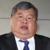 Der berühmte Baumagnat Premchai Karnasuta sieht sich erneut in rechtliche Schwierigkeiten verwickelt, nachdem das Strafgericht grünes Licht für Haftbefehle gegen ihn und 16 weitere Personen gegeben hat.
