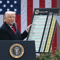 Ein US-Bundesgericht hat das Inkrafttreten der meisten von Donald Trumps umfassenden Importzöllen blockiert und entschieden, dass der Präsident mit den pauschalen weltweiten Abgaben seine Befugnisse überschritten habe. Das weiße Haus legt Berufung gegen Urteil ein, da „nicht gewählte Richter“ die Reaktion auf den „nationalen Notstand“ bedrohen.