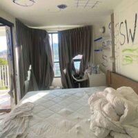 Die Polizei hat eine 20-jährige Ukrainerin festgenommen, weil sie ihr gemietetes Zimmer in einer Eigentumswohnung in der südlichen Touristeninselprovinz Phuket beschädigt hatte. Pol Col Somsak Thongkliang, Chef der Polizeistation Wichit, sagte, eine Frau, die er nur als Anastasiia identifizierte, sei am Samstag gegen 9 Uhr morgens an einem Ausreiseschalter am Flughafen Phuket festgenommen worden.