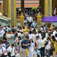 Die Bank von Thailand hat ihre Prognose für die Zahl chinesischer Touristen im Jahr 2025 drastisch gesenkt und erwartet einen Rückgang von fast 30 %. Dieser Rückgang führt zu einem Rückgang der chinesischen Besucherzahlen von 7 Millionen auf nur noch 5 Millionen, wie Pranee Sutthasri, Direktor der makroökonomischen Abteilung, erklärte. Infolgedessen hat die Zentralbank ihre Schätzung der ausländischen Besucherzahlen für das Gesamtjahr von 39,5 Millionen auf 37,5 Millionen angepasst.
