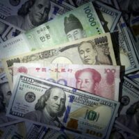 Eine Welle von Dollar- Verkäufen in Asien ist ein unheilvolles Zeichen für den Greenback, da die weltweite Exportmacht beginnt, den jahrzehntelangen Trend, ihre großen Handelsüberschüsse in US-Vermögenswerte zu investieren, in Frage zu stellen. Trumps Handelspolitik schwächt das Vertrauen der Anleger in US-Vermögenswerte im Allgemeinen