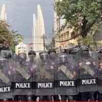 Ein großes Team von 1.200 Polizisten wird eingesetzt, um die Demonstration am Siegesdenkmal am Samstag (28. Juni) zu überwachen, während die Volkspartei Bhumjaithai scharf dafür kritisiert, dass sie übereilt einen Misstrauensantrag gestellt hat.