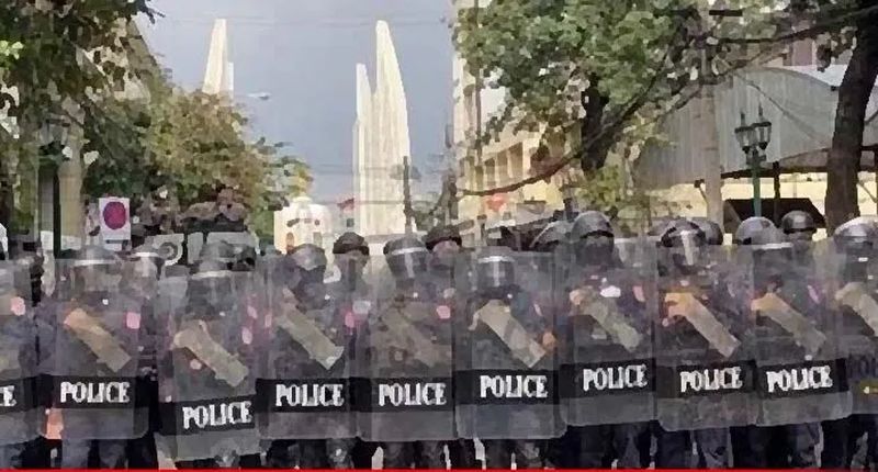 Ein großes Team von 1.200 Polizisten wird eingesetzt, um die Demonstration am Siegesdenkmal am Samstag (28. Juni) zu überwachen, während die Volkspartei Bhumjaithai scharf dafür kritisiert, dass sie übereilt einen Misstrauensantrag gestellt hat.