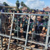 Dutzende Senatoren, angeführt von Senatssprecher Mongkol Surasajja, haben die Regierung aufgefordert, eine Sondersitzung einzuberufen, um langfristige Lösungen für den thailändisch-kambodschanischen Territorialstreit zu finden.