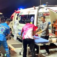 Die Ehefrau eines britischen Touristen stürzte tragischerweise sieben Meter tief einen steilen, ungesicherten Abhang vor ihrem Hotel in Patong, Phuket, hinunter. Der tödliche Unfall, den ihr Mann miterlebte, führt zu dringenden Forderungen nach Sicherheitsmaßnahmen, da ähnliche Stürze den Touristen-Hotspot in letzter Zeit erschüttert haben.