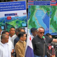Premierministerin Paetongtarn Shinawatra hat bestätigt, dass sie persönlich direkte Gespräche mit dem kambodschanischen Premierminister Hun Manet und seinem Vater, dem Senatspräsidenten und ehemaligen Premierminister Hun Sen, geführt habe und dabei eine gemeinsame Verpflichtung zu einer friedlichen Lösung des schwelenden Grenzkonflikts zwischen beiden Seiten durch Dialog sichergestellt habe.