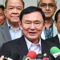 Eine dramatische Wende in der thailändischen Politik zeichnete sich ab, als Anwalt Tiwa Karnkasang gestern am Mittwoch eine Petition bei der Wahlkommission einreichte. Er forderte die Auflösung der Pheu-Thai-Partei und ihrer Koalitionspartner und berief sich dabei auf einen aufrührerischen Audioclip, der angeblich Fehlverhalten von Premierminister Paetongtarn Shinawatra enthüllte.