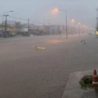 Die thailändische Wetterdienstbehörde gab heute am Donnerstag (12. Juni) bekannt, dass die Monsunrinne weiterhin über dem unteren Norden und oberen Nordosten Thailands liegt, während über der Andamanensee, dem Süden und dem Golf von Thailand ein starker Südwestmonsun herrscht. Diese Bedingungen werden voraussichtlich in weiten Teilen des Landes vereinzelt heftige Regenfälle mit sich bringen, im Nordosten werden vereinzelt sehr heftige Schauer erwartet.