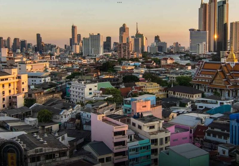 Bangkok wurde einem Bericht der New York Post zufolge als die beste Stadt der Welt für Telearbeit eingestuft. Als Hauptfaktoren für den Spitzenplatz der Hauptstadt wurden Highspeed-Internet, niedrige Lebenshaltungskosten und lebendige kulturelle Attraktionen genannt.