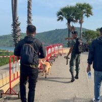 Bombenkommandos der Polizei zerstörten am Donnerstag mutmaßliche Sprengsätze in zwei südlichen Touristenprovinzen, nachdem zwei Verdächtige im Zusammenhang mit einem verdächtigen Gegenstand festgenommen worden waren, der am Mittwoch am Flughafen Phuket gefunden wurde.