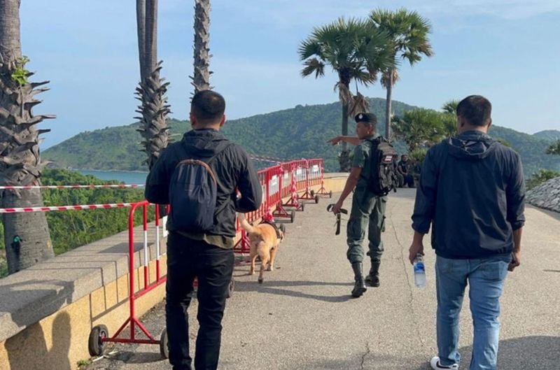 Bombenkommandos der Polizei zerstörten am Donnerstag mutmaßliche Sprengsätze in zwei südlichen Touristenprovinzen, nachdem zwei Verdächtige im Zusammenhang mit einem verdächtigen Gegenstand festgenommen worden waren, der am Mittwoch am Flughafen Phuket gefunden wurde.